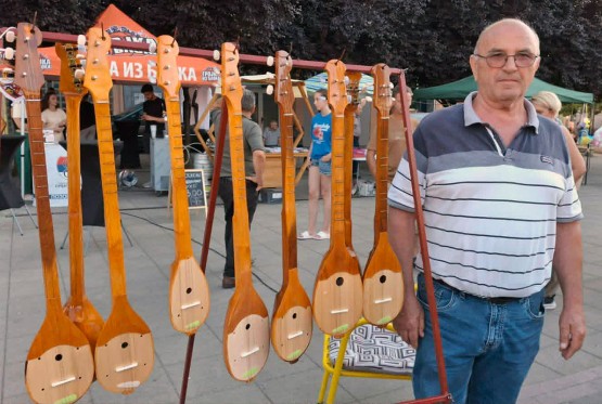 Rade je ručno izradio više od 300 tambura: "Čuvam ih od zaborava"